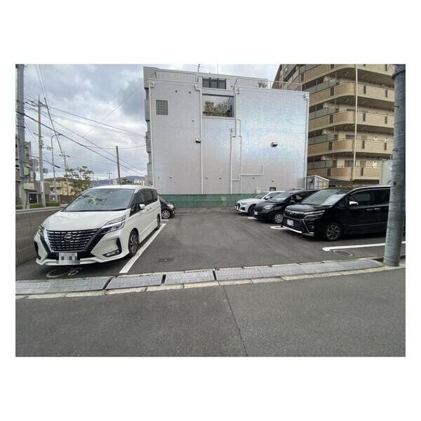 アーディフハウス吉田の駐車場