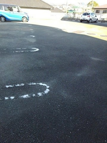 ラシーヌ弐番館の駐車場