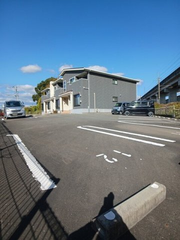 ジラソーレの駐車場