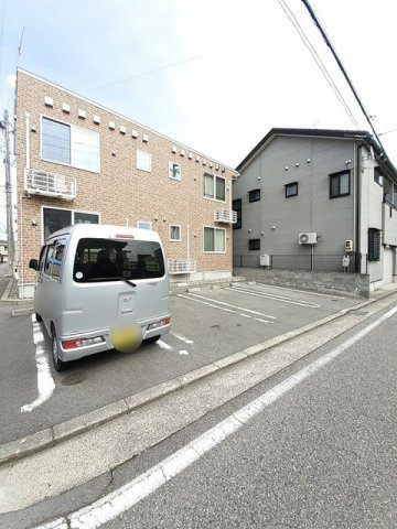 リバー　ウエストの駐車場