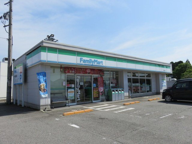 シャトーエテルネの駐車場|ファミリーマートまで250m