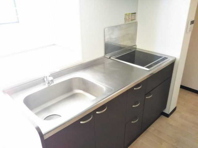 レオネクストペリドⅠのキッチン|広々としたキッチンです。同タイプの写真です。