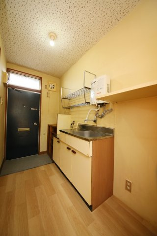 清風苑のキッチン|別部屋同間取りのお写真となります。参考にご覧くださいませ。
