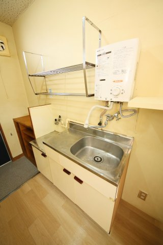 清風苑のキッチン|別部屋同間取りのお写真となります。参考にご覧くださいませ。