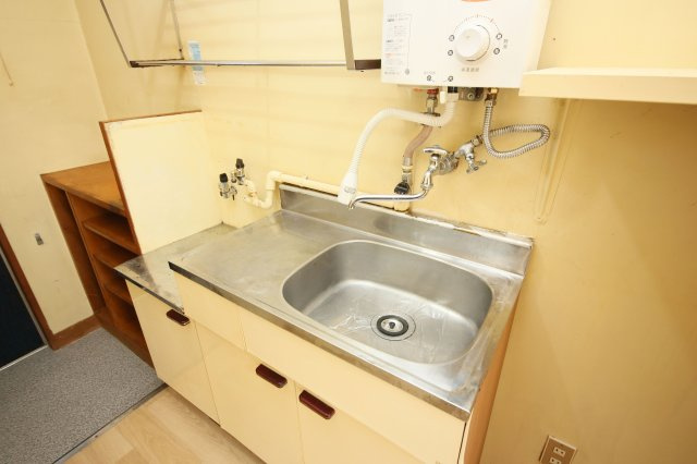 清風苑のキッチン|別部屋同間取りのお写真となります。参考にご覧くださいませ。
