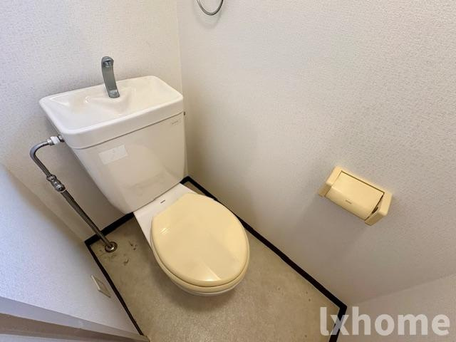 ステーションハイツ南茨木のトイレ|落ち着いた色調のトイレです