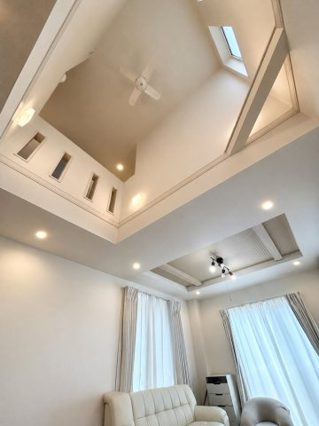 本町1条6丁目　戸建のその他|吹抜け写真。見上げるたびに広がりを感じられるリビング空間。シーリングファンがアクセントを添えています