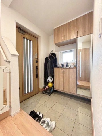 本町1条6丁目　戸建の玄関|収納力のあるシューズボックスを設置。全身鏡付きで、お出かけ前の身だしなみチェックにも便利です。