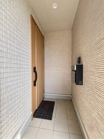 本町1条6丁目　戸建の玄関|屋根付きの玄関ポーチ。雨や雪の日でも慌てずに鍵の開け閉めや荷物の出し入れができます。