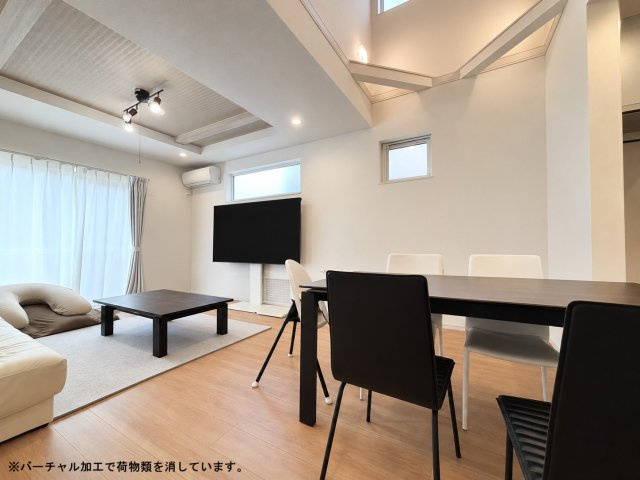 本町1条6丁目　戸建の居間・リビング|ダイニング上部は開放感あふれる吹抜け。※バーチャル加工で荷物類を消しています。