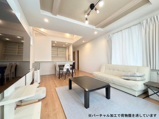 本町1条6丁目　戸建の居間・リビング|南西向きの大きな窓から陽光が差し込む、明るく心地よいLDKです。※バーチャル加工で荷物類を消しています。