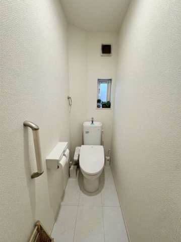 本町1条6丁目　戸建のトイレ|窓付きで明るく、換気もしやすい清潔感のあるトイレ