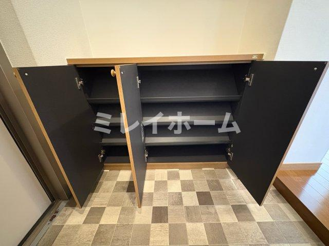 クロフトの玄関|同建物内、別のお部屋の参考写真になります。