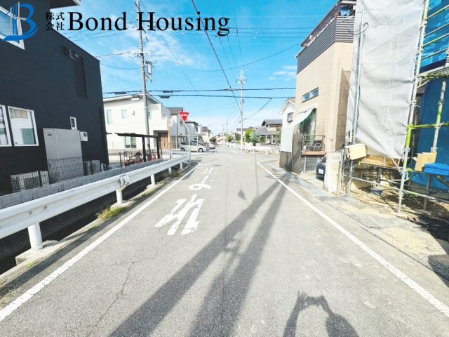 「JR魚住駅徒歩13分」「LDK19.8帖」魚住町16期　西岡　限定1棟の前面道路含む現地写真