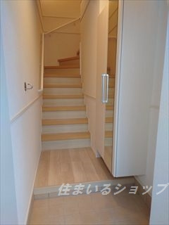 ココ　メドウ　Ⅱ　Aの玄関|ミラー付き大型シューズボックス