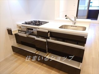ココ　メドウ　Ⅱ　Aのキッチン|３口ガスコンロ・グリル付きシステムキッチン