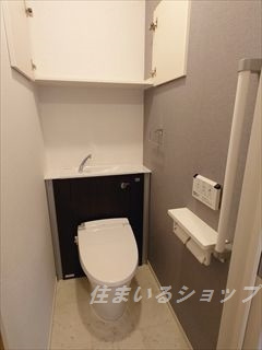 ココ　メドウ　Ⅱ　Aのトイレ|シャワートイレ・手すり・収納棚あり