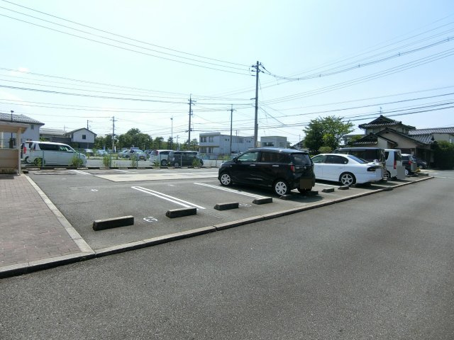 ピュア　セルト森尾の駐車場