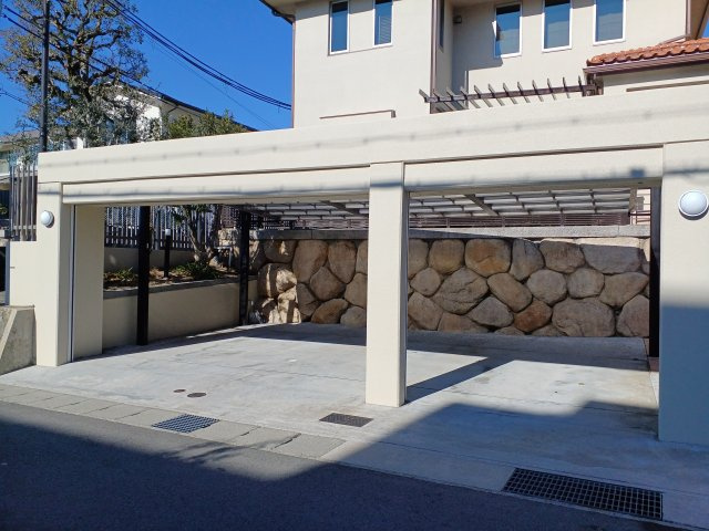 住吉山手戸建の駐車場|駐車場があります