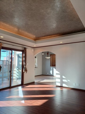 住吉山手戸建の内装|明るい室内です