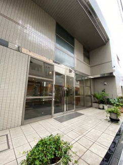 【エントランス】 | ハウスブルンネン | ハウスブルンネン　は三都市アース中延店へお任せください！　ご内覧可能なお部屋は物件現地お待ち合わせご案内可能です！