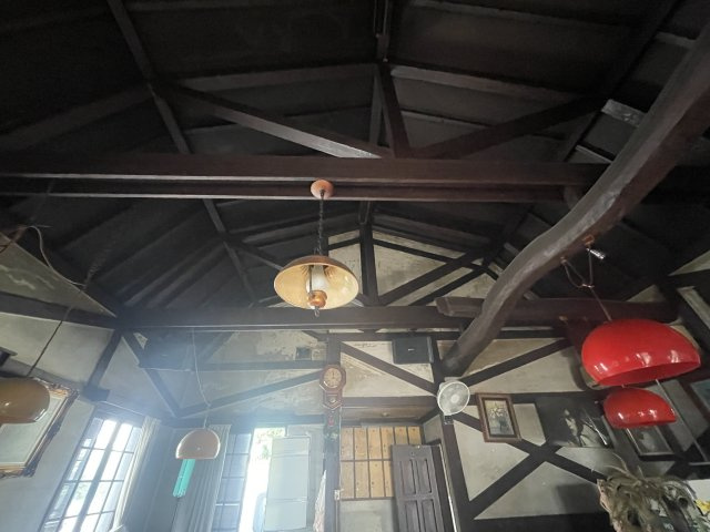 津山市田町　貸店舗　喫茶みまつ跡の内装|天井のあらわし梁