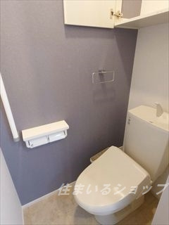ザ　マヨン　Ⅰのトイレ|シャワートイレ・収納棚あり