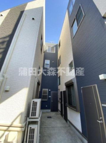 ヴィラ仲六郷の外観|2013年7月築　木造3階建てオートロック宅配BOX付デザイナーズ賃貸アパート
東京都大田区仲六郷4丁目　京浜急行本線六郷土手駅7分