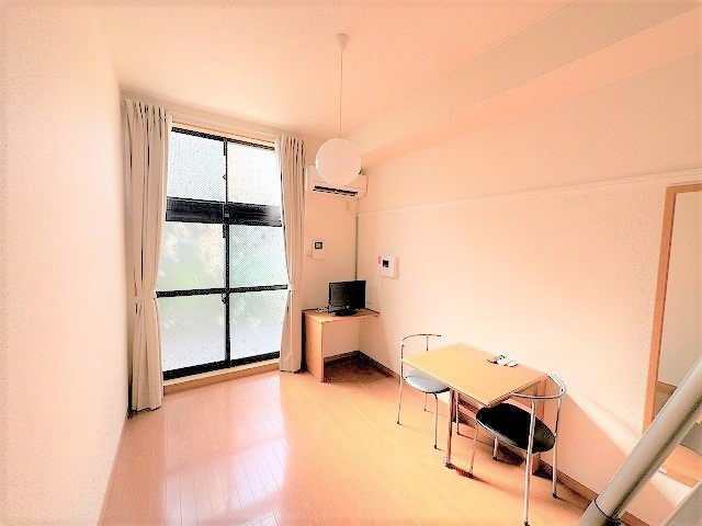 レオパレス三ツ沢上町の居間・リビング