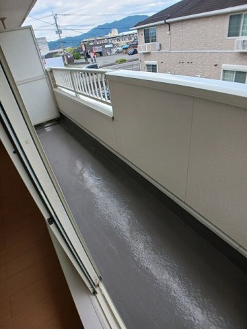 エスポアールＡのバルコニー|外からの目が気にならないバルコニーで洗濯物が干せます