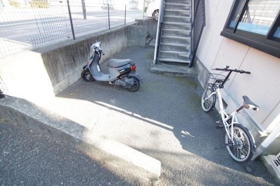 川崎市麻生区王禅寺西３丁目のアパートの駐車場
