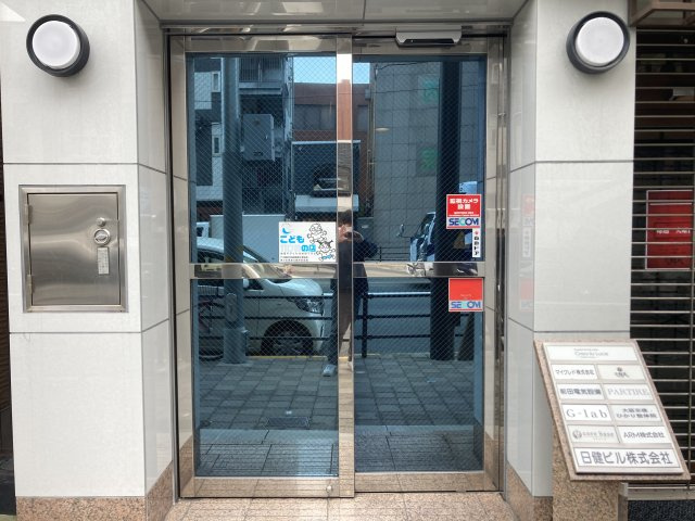 大阪市都島区東野田町３丁目の店舗事務所のエントランス