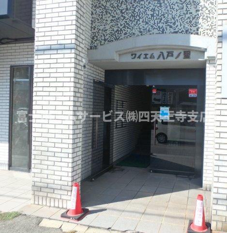 ワイエム八戸ノ里のエントランス