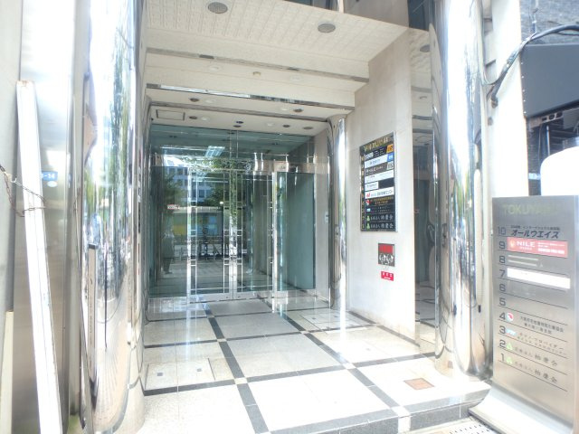 東大阪市長堂１丁目の店舗事務所のエントランス