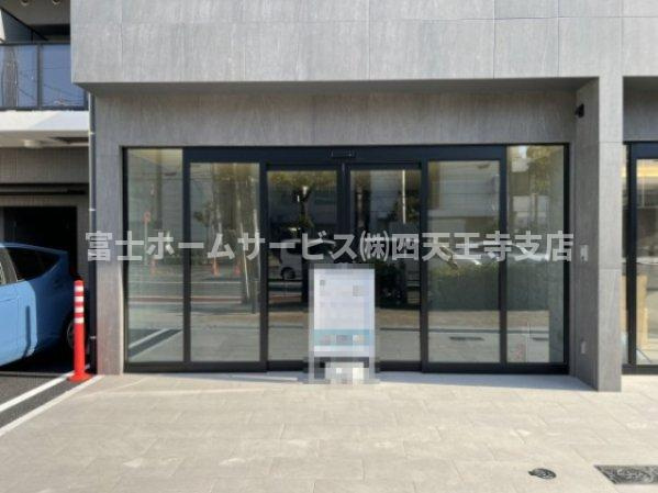 大阪市淀川区東三国１丁目の店舗事務所のエントランス