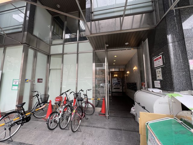 大阪市中央区高津１丁目の店舗事務所のエントランス