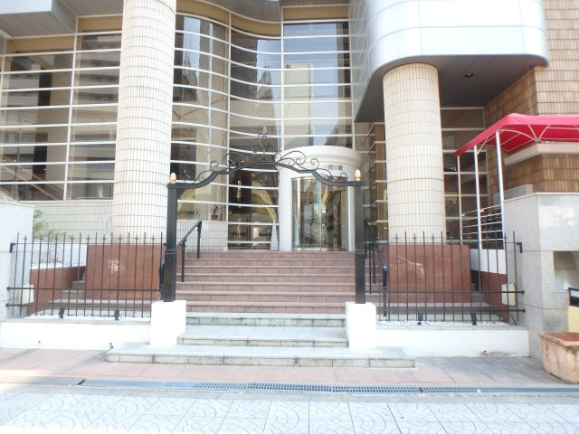 大阪市教育会館東館のエントランス
