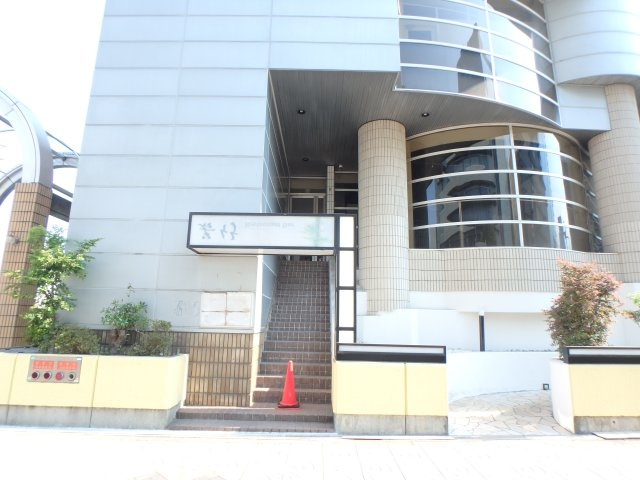 大阪市教育会館東館のエントランス