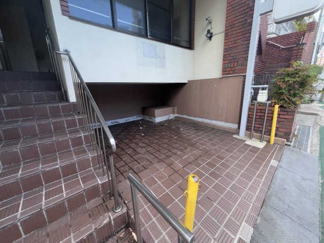 東伸ビルのエントランス