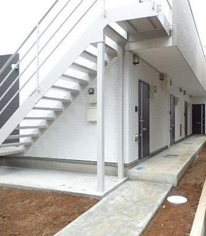 千葉市稲毛区黒砂２丁目のアパートのロビー