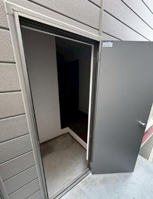 豊中市庄内幸町１丁目の店舗事務所のエントランス