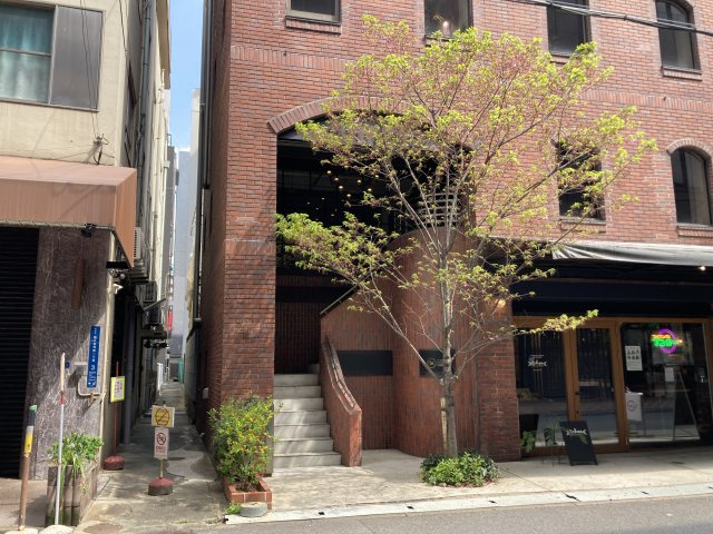 大阪市中央区博労町１丁目の店舗事務所のエントランス