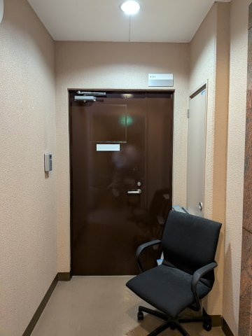 大阪市中央区大手通１丁目の事務所の玄関