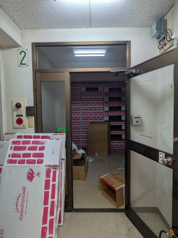 ベイビーフェイスビルの玄関