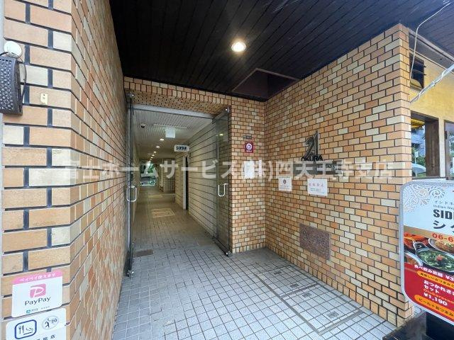 ハイツオークラ靭公園のエントランス