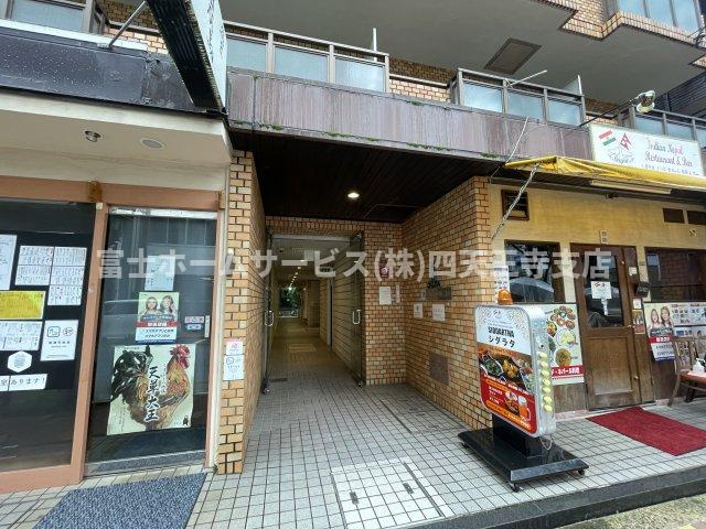 ハイツオークラ靭公園のエントランス
