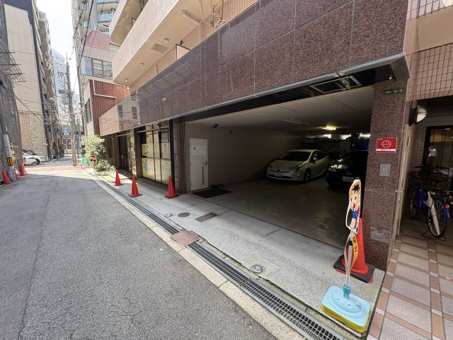  サンサーラビル南森町の駐車場