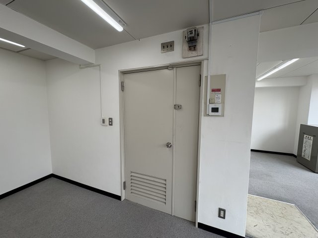 日幸ビルの玄関