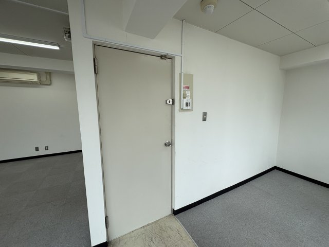 日幸ビルの玄関