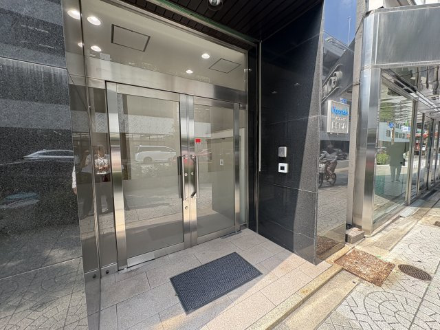 日幸ビルのエントランス